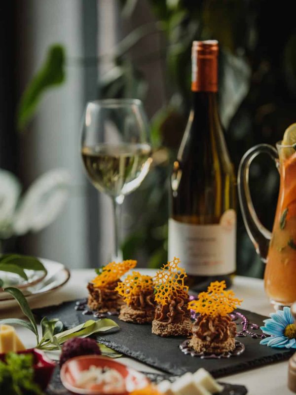 Bottiglia di vino bianco e aperitivo. WineForce Plus rappresenta l’evoluzione del CRM di Aeonvis dedicato alle aziende vitivinicole e al mondo del Food & Beverage.