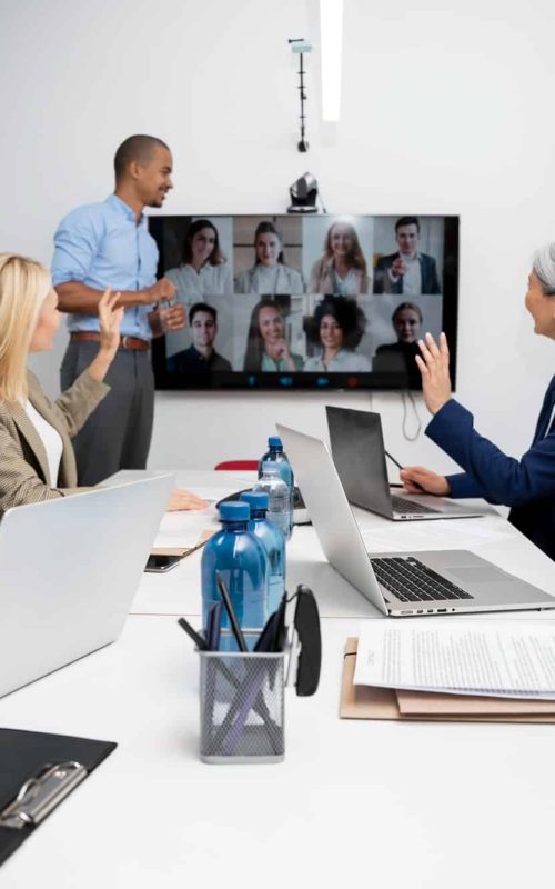 Business Meating Conference call con diversi stackholder. Aeonvis ha implementato la piattaforma Kinaxis Maestro per ottimizzare la pianificazione della produzione di F.I.S., portando una vera e propria rivoluzione nei processi aziendali.