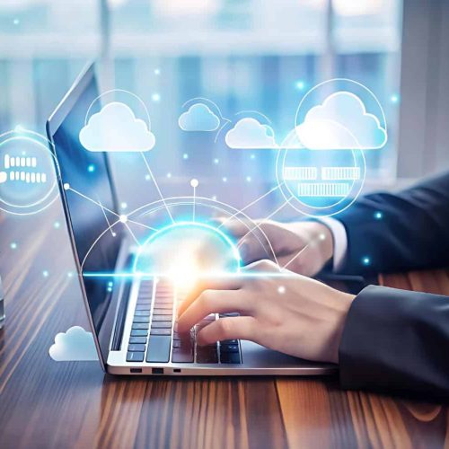 22725 impiegato consulta il proprio laptop con visualizzazione grafica stilizzata di cloud. Per Energy Solutions Aeonvis ha personalizzato Salesforce Sales, Service e Field Service Cloud, ottimizzando l’intero processo