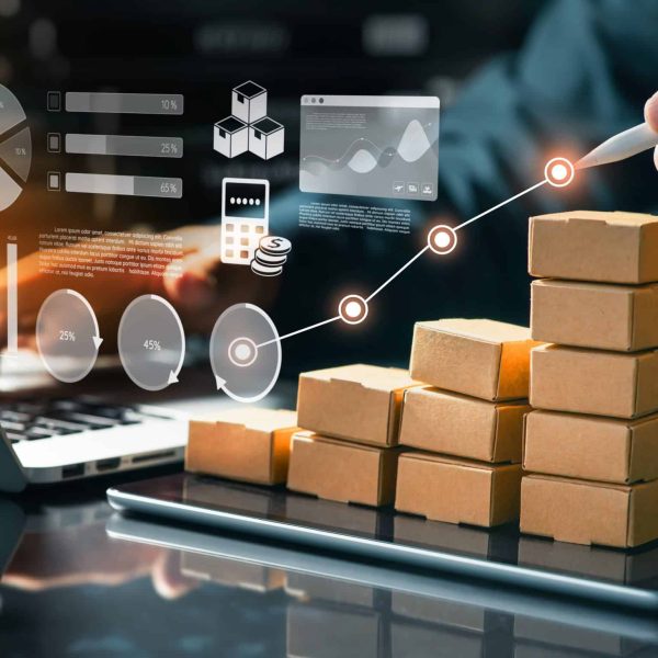Business online marketing and product development concepts with customer relationship management system and enterprise resource planning.Strategic planning and data analysis Concetti di marketing aziendale e sviluppo prodotto con sistema di gestione delle relazioni con i clienti (CRM) e pianificazione delle risorse aziendali (ERP). Pianificazione strategica e analisi dei dati.