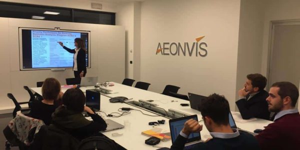 PHOTO-2018-11-12-17-50-38 Immagine di una giornata di formazione in Aeonvis con speaker e audience