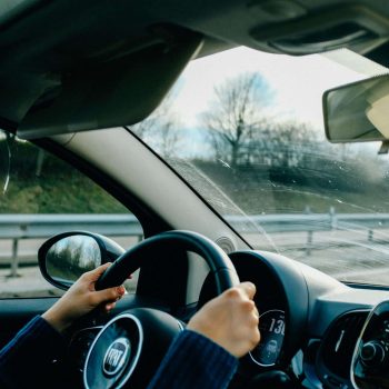 stellantis people Interno abitacolo autovettura. Aeonvis ha supportato il programma Connected Vehicle assumendo ruoli di governance tecnica e gestionale.